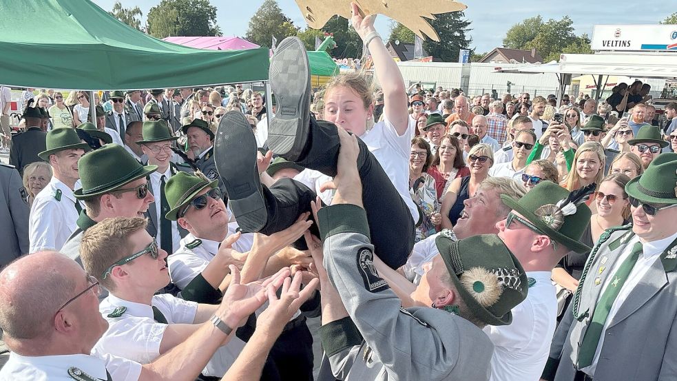 Mareike Neeland ist die erste Frau im Schützenverein Ostrhauderfehn, die sich zur Königin schoss. Foto. Zein