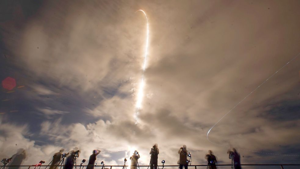 Richtung All in extreme Höhen startete die Falcon-9-Rakete. Foto: John Raoux/AP/dpa