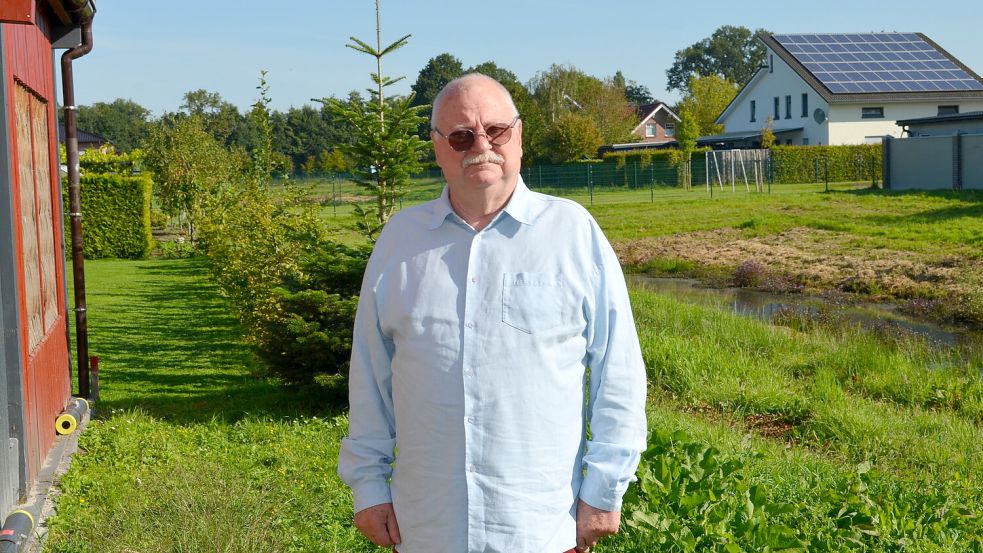 Walter Schmid, Anwohner an der Straße Luks Tuun in Strücklingen, will das Vorgehen der Gemeinde Saterland, das Regenrückhaltebecken einzuzäunen, nicht einfach so hinnehmen. Foto: Fertig