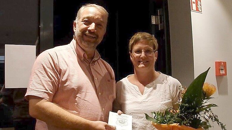 Der Vorsitzende Lars Krummen begrüßte das 500. Mitglied, Manuela Meinders. Foto: Schützenverein