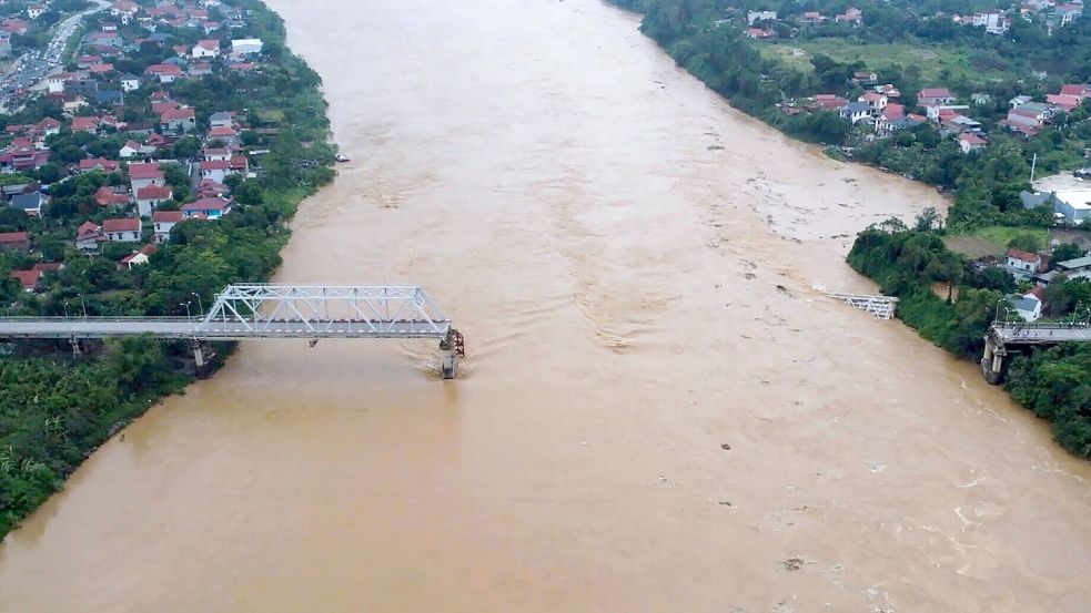 Nördlich von Hanoi stürzte am Montag eine vielbefahrene Brücke in den Roten Fluss - noch immer gibt es acht Vermisste. Foto: Bui Van Lanh/VNA/AP/dpa