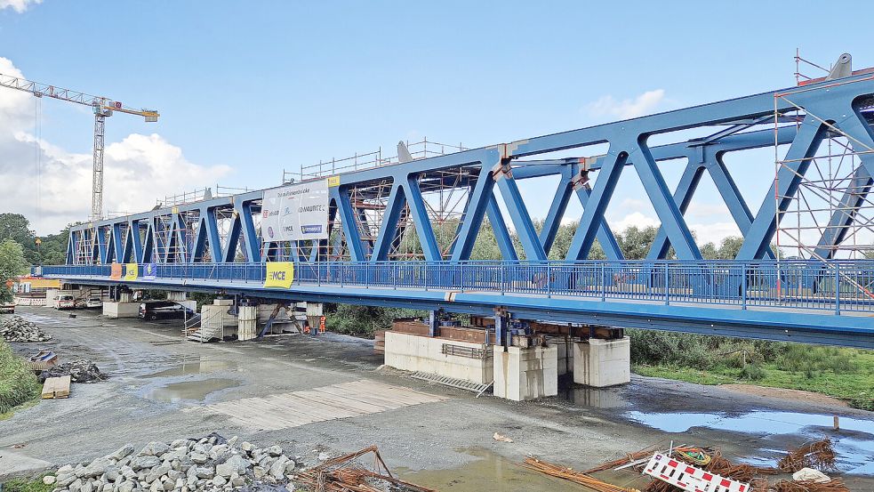 Die vier Brückenteile der Zweifeldbrücke wurden auf provisorischen Lagern im Vorland bei Mitling-Mark abgelegt. Auf diesen wird die Brücke verschweißt und in die Endposition gebracht. Foto: Bahn