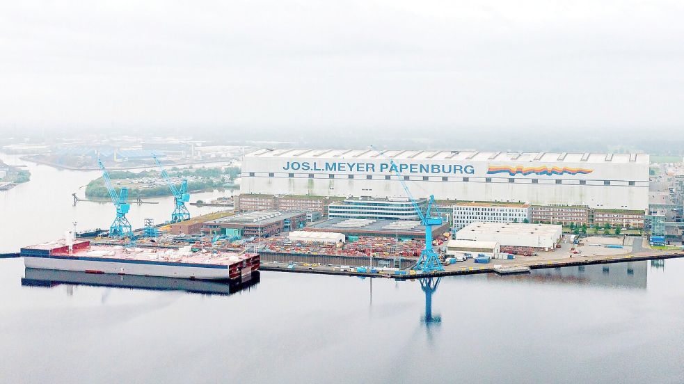 Die Meyer Werft in Papenburg steckt in der größten Krise ihrer mehr als 200-jährigen Geschichte. (Archivbild) Foto: Sina Schuldt/dpa