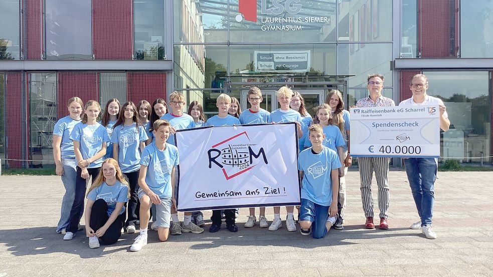 Die Schüler der Klasse 9a des Laurentius-Siemer-Gymnasiums freuen sich auch über die Spende. Foto: LSG/ Meike Thoben