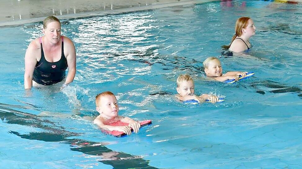 Schwimmtrainerin Claudia Dirks ist fünf Tage in der Woche im Bad. Montagnachmittag bringt sie mit ihren Kollegen den Kindern das Schwimmen bei und verleiht bei erbrachter Leistung das Seepferdchen. Foto: Wagenaar