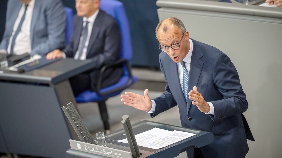 CDU-Chef Friedrich Merz will die Auseinandersetzung über das Thema Migration in den Bundestag verlagern. Foto: Michael Kappeler/dpa