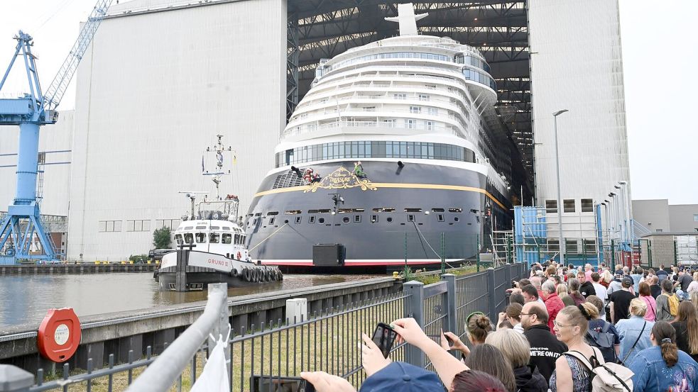 Verlässt ein neues Kreuzfahrtschiff die Meyer Werft, zieht das Hunderte Schaulustige nach Papenburg. (Archivbild) Foto: Lars Penning/dpa