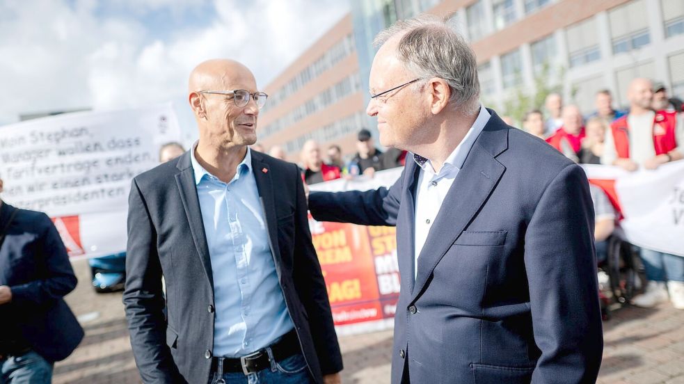 Der stellvertretende VW-Betriebsratsvorsitzende Herbert de Vries (l.) am Werk in Emden setzt im Streit um die Sparpläne beim Autobauer auf die Unterstützung von Niedersachsens Ministerpräsidenten und Aufsichtsratsmitglied Stephan Weil. Foto: Sina Schuldt/dpa