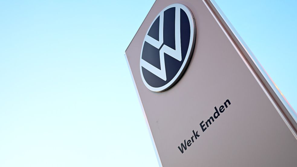 Das VW Werk in Emden ist mit rund 8000 Arbeitsplätzen einer der größten Arbeitgeber in Ostfriesland. Foto: Penning/DPA