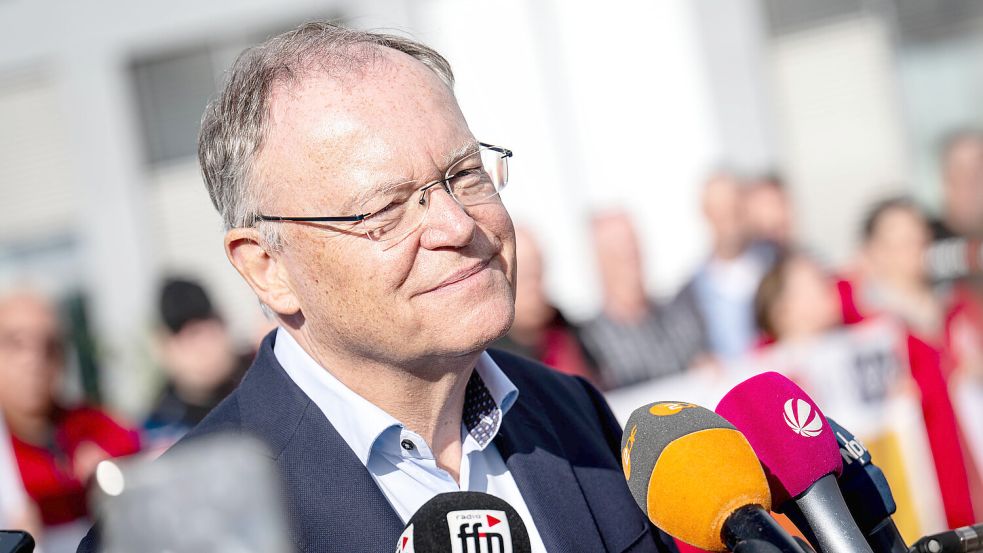 Optimismus im Gepäck: Niedersachsens Ministerpräsident Stephan Weil besucht am Mittwoch das VW-Werk in Emden. Kurz vor seiner Weiterreise spricht er noch mit der Presse. Foto: Schuldt/DPA