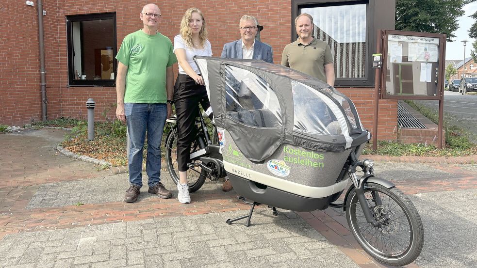 Anton Scholtalbers (von links), Lisa Henken, Theo Douwes und Patrick Anneken stellen das neue Lastenrad der Gemeinde vor, das sich Interessierte kostenlos ausleihen können. Foto: Spindler