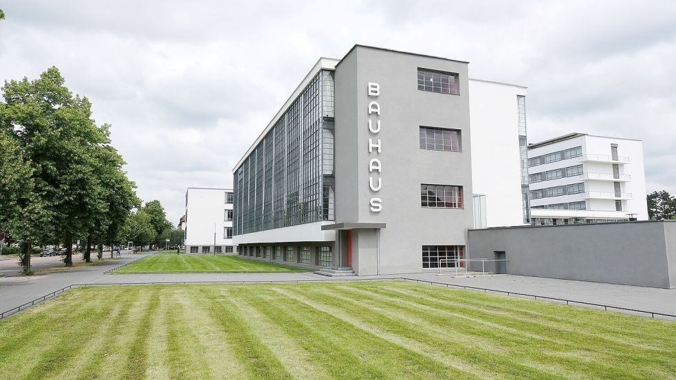 Eine Ikone der Architekturgeschichte: Das Bauhausgebäude Dessau, das ehemalige Schulgebäude des Staatlichen Bauhauses in Dessau, wurde 1925 von Walter Gropius entworfen und 1925/26 für das zuvor in Weimar befindliche Bauhaus errichtet. (Archivbild) Foto: Sebastian Willnow/dpa-Zentralbild/ZB