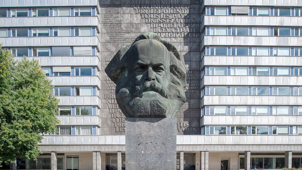 Der „Nischel“ (Kopf), wie die Chemnitzer ihre riesige Marx-Skulptur nennen, ist nur eine von vielen Sehenswürdigkeiten in der Kulturhauptstadt 2025. Der 40 Tonnen schwere, riesige Philosophenkopf aus Bronze gilt als die zweitgrößte Porträtbüste der Welt. Sie stammt vom russischen Bildhauer Lew Kerbel (1917-2003) und wurde am 9. Oktober 1971 enthüllt. (Archivbild) Foto: Hendrik Schmidt/dpa-Zentralbild/dpa