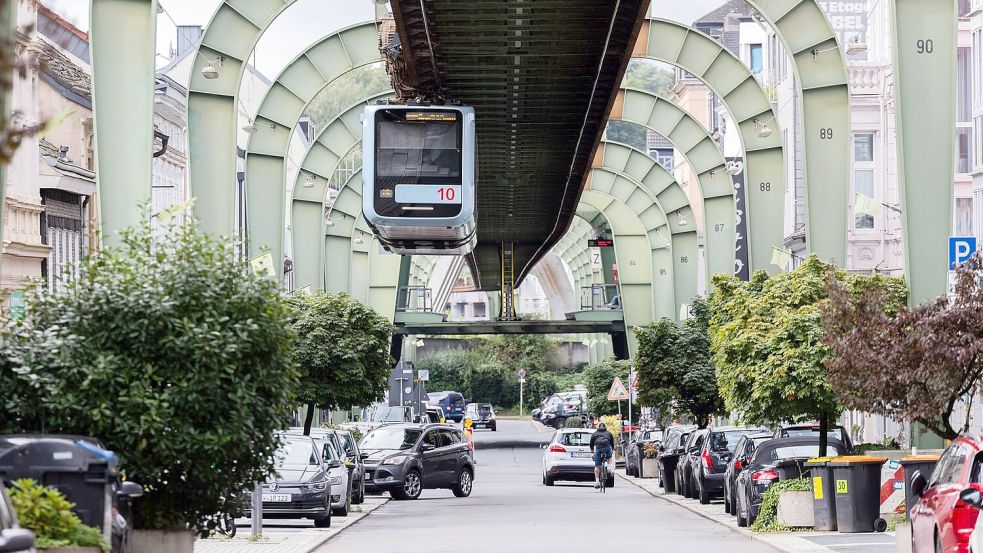 Die Schwebebahn ist schon länger ein Coolheitsfaktor der Stadt Wuppertal. Nun wird sie explizit als Reiseziel für 2025 empfohlen. Foto: Rolf Vennenbernd/dpa