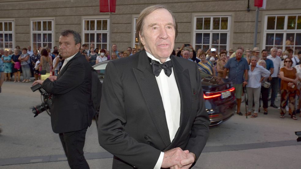 Günter Netzer stilvoll bei den Salzburger Festspielen. Foto: IMAGO/Siebinger