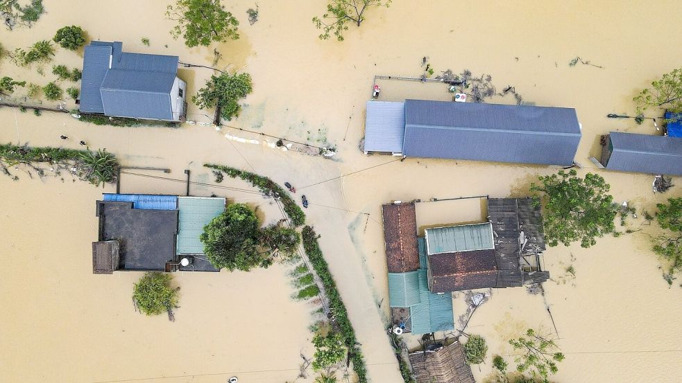 Ganze Landstriche stehen völlig unter Wasser. Foto: VNA/XinHua/dpa