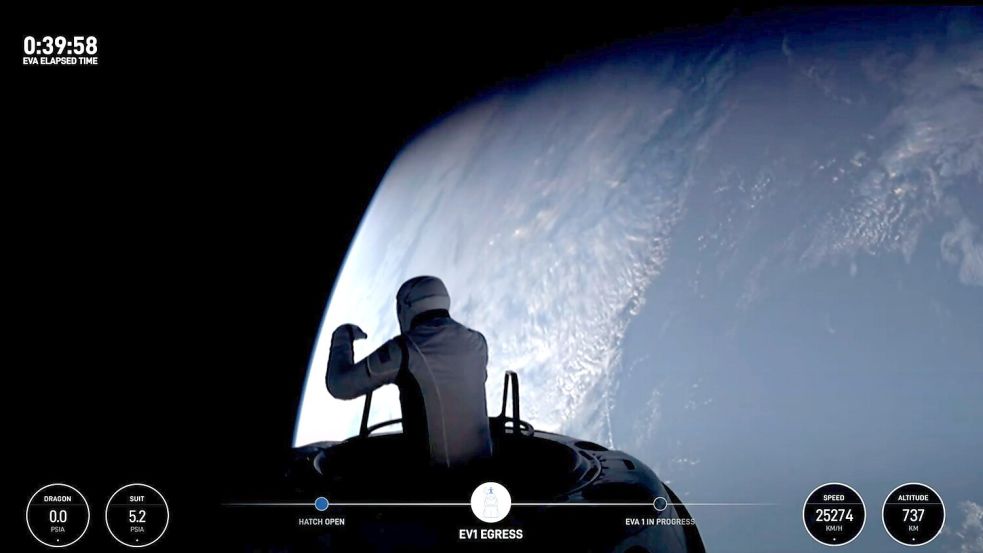 Dieses Bild aus einem SpaceX-Video zeigt den Beginn des Weltraumspaziergangs. Foto: Uncredited/SpaceX/AP/dpa