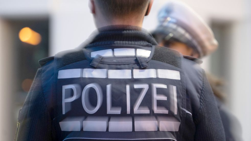 Bei Kontrollen im Bahnhofsquartier, in der Altstadt und im Steintor hat die Polizei Drogen und Waffen sichergestellt. Foto: Marijan Murat / dpa