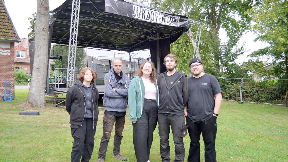 Sie gehören mit zum Orga-Team, das an diesem Sonnabend, 14. September 2024, das JUKZ Open Air im Garten des Jugend- und Kulturzentrums in Langholt veranstaltet: (von links) Romy Boekhoff, Thomas Noormann, Michelle Tjaden, Volker Saathoff und Hanno Meyer. Foto: Fertig