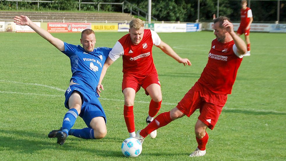 Dennis Voskuhl (Mitte) brach sich im Training das Sprunggelenk und wird lange ausfallen. Foto: Reemts