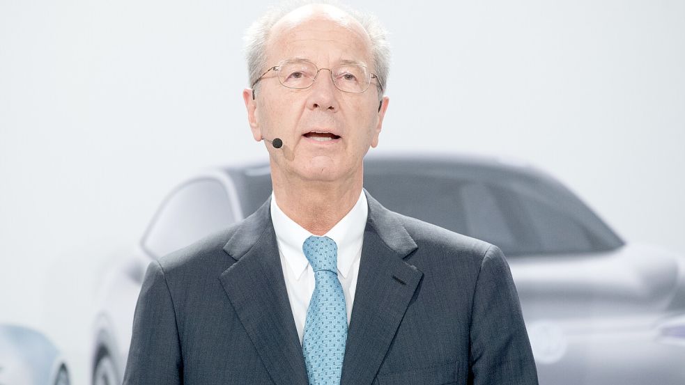 Hans Dieter Pötsch fordert als Aufsichtsrat des Automobilherstellers VW eine Lockerung der CO2-Ziele. Foto: dpa/ Julian Stratenschulte