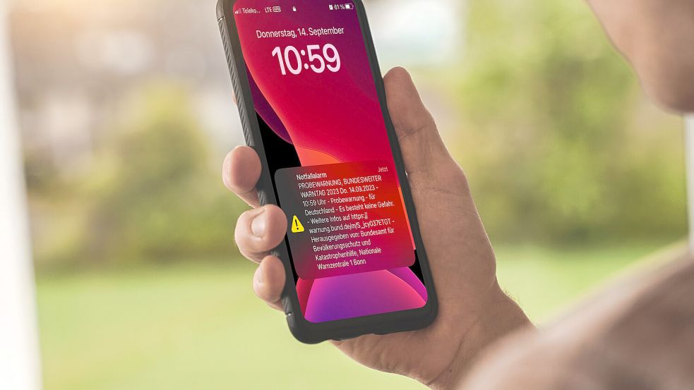 Am 12. September um 11 Uhr schrillen die Alarmtöne auf den Smartphones. Foto: IMAGO/Bihlmayerfotografie