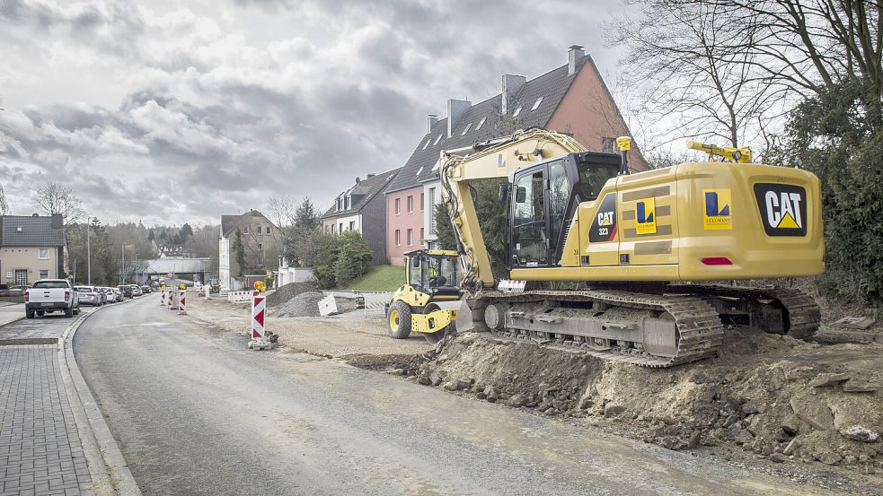 Der Bagger steht vor der Haustür und die Straße wird saniert: Muss der Anwohner für den Bau bezahlen? Foto: IMAGO/Funke Foto Services