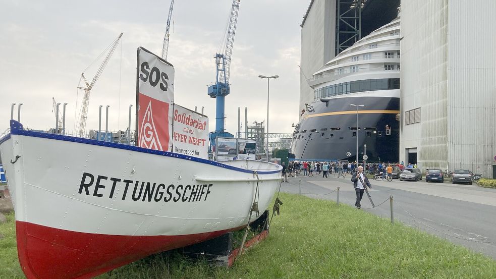 Ein Teil des Kreuzfahrtschiffes „Disney Treasure“ „schaut“ bereits aus dem riesigen Baudock der Meyer Werft heraus. Foto: Lohmann