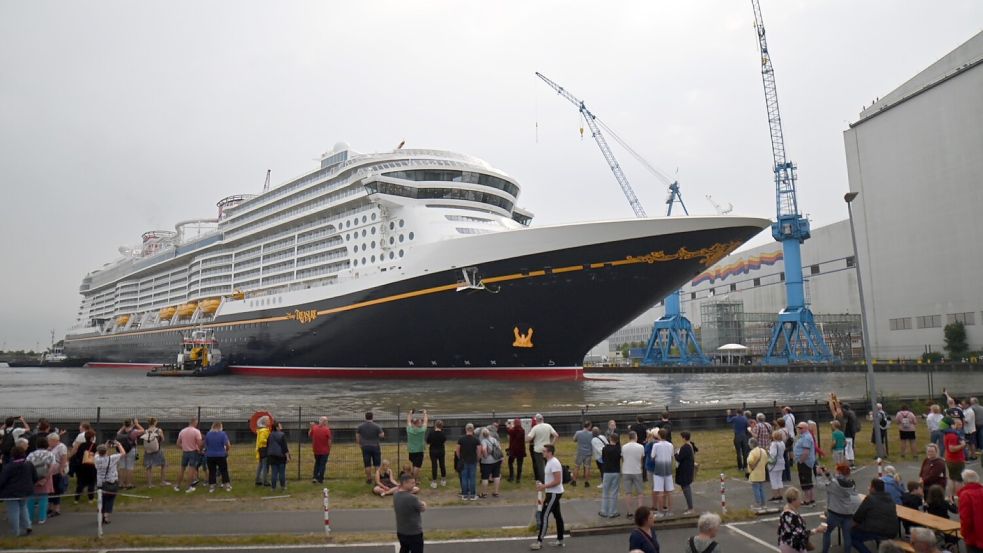 Hunderte Schaulustige hatten sich eingefunden, um das Ausdocken zu verfolgen. Mittlerweile ist das Kreuzfahrtschiff „Disney Treasure“ aus dem Baudock raus. Foto: Lohmann