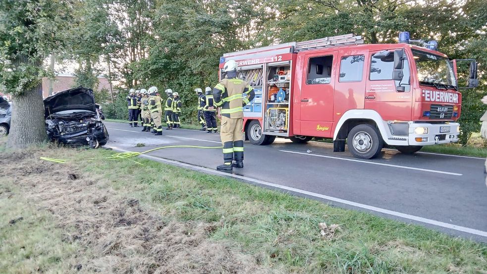 Bei einem Unfall in Godensholt wurde am Freitagmorgen ein Auto gegen einen Baum geschleudert. Der Wagen fing Feuer. Die Feuerwehr Barßel rückte aus. Foto: Feuerwehr