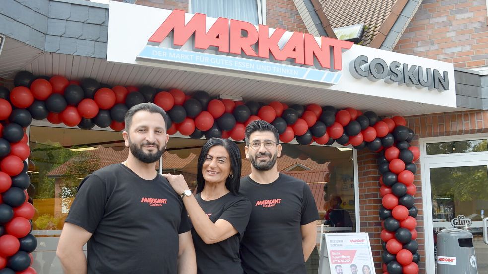 Ilhan (von links), Siltan und Barik Coskun vor ihrem neu eröffneten Markant-Markt an der Hauptstraße 41 in Sedelsberg. Foto: Fertig