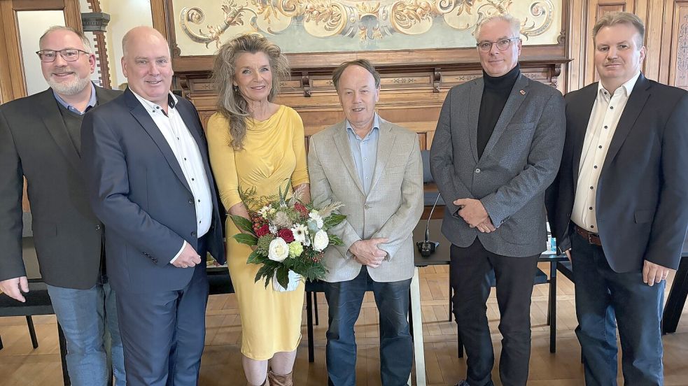 Das Bild zeigt den Ratsvorsitzenden Hauke Sattler (von links), Bürgermeister Claus-Peter Horst, die neue 1. stellvertretende Bürgermeisterin, Beate Stammwitz, die neuen Ratsmitglieder Hermann Visser und Dr. Heiner Schröder sowie Thomas de Vries, der auf eigenen Wunsch aus dem Stadtrat ausscheidet. Foto: Bothe