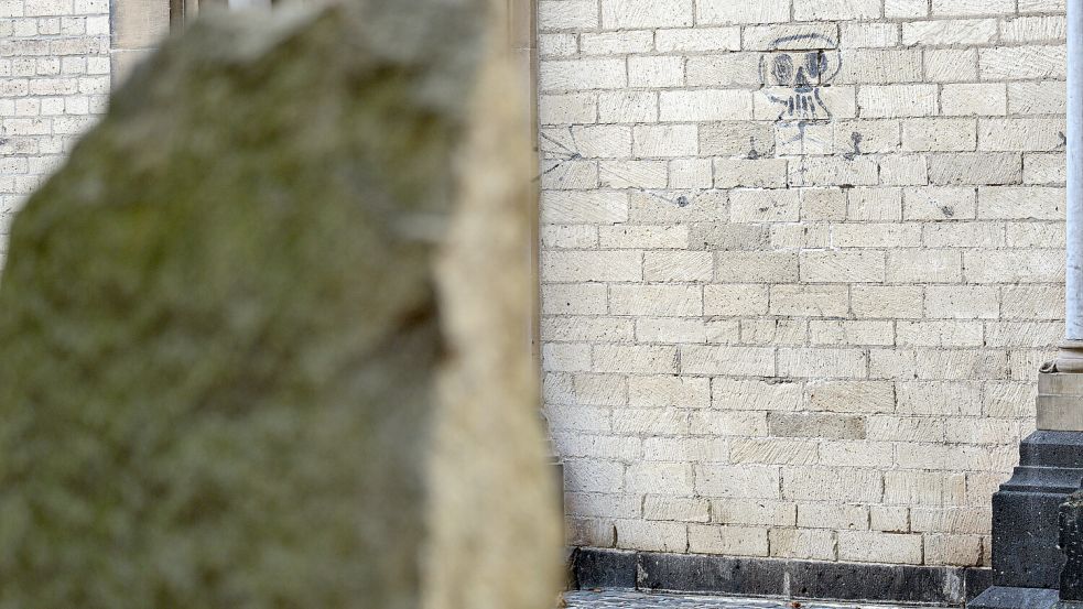 Das Naegeli-Kunstwerk stand unter Denkmalschutz: Nun ist das Skelett bei einer Reinigungsaktion beschädigt worden. Foto: dpa/Federico Gambarini