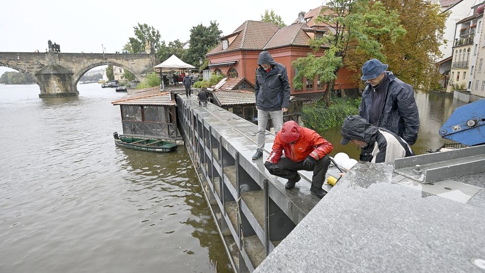 Tschechiens Hauptstadt Prag wappnet sich gegen ein drohendes Hochwasser. Foto: Kamaryt Michal/CTK/dpa