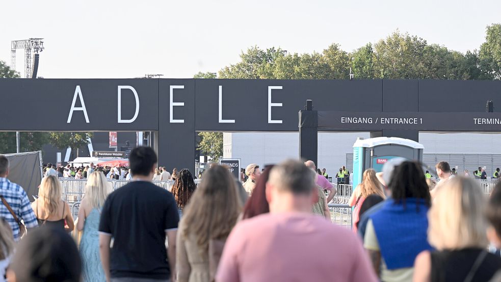 Besucher sind auf dem Weg zu einem Konzert der britischen Sängerin Adele. Foto: dpa/picture-alliance