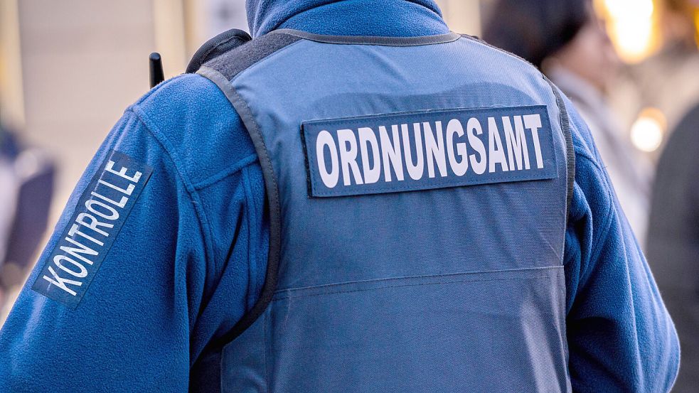 In Berlin haben Mitarbeiter des Ordnungsamtes illegale Nacktbader ohne Kleider dastehen lassen. Foto: imago-images/Bihlmayerfotografie