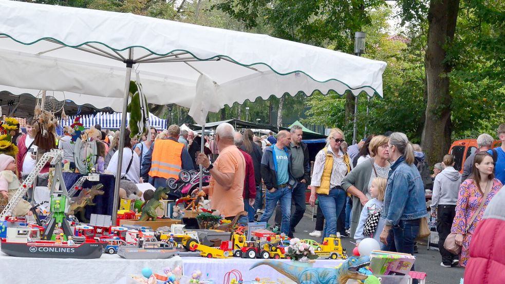 Am Sonntag ist wieder Herbstmarkt in Remels. Herzstück ist der Flohmarkt. Foto: Lehmann/Archiv