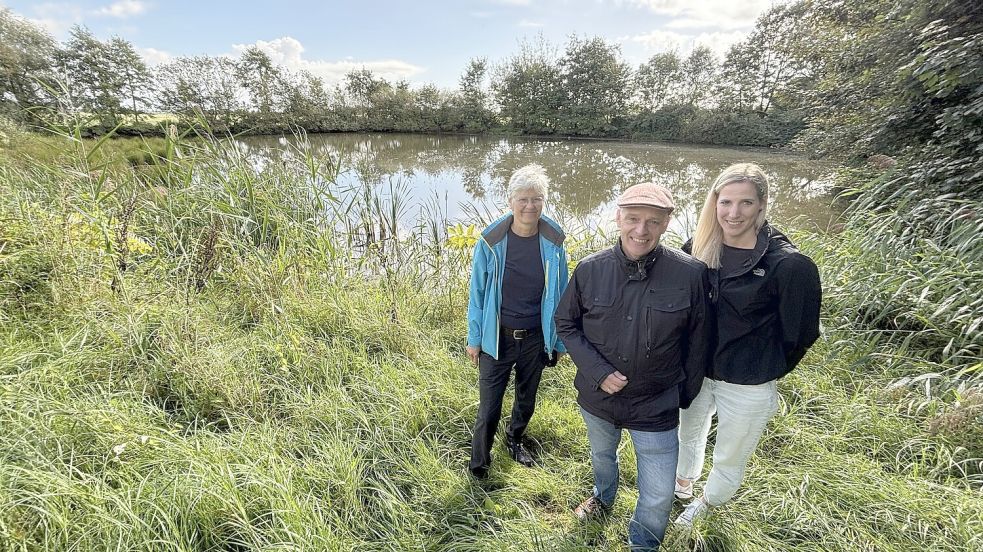 Pastor Ingo Brookmann (Mitte) stellte zusammen mit Landschaftsarchitektin Christine von Cölln (links) und der stellvertretenden Kirchenratsvorsitzenden Tomke Borus das Projekt vor. Foto: Bothe