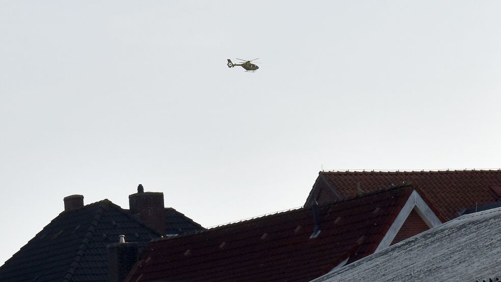 Ein Rettungshubschrauber wurde zum Unfall nach Ihren angefordert. Das Bild zeigt ihn beim Flug über Rhauderfehn. Foto: Zein