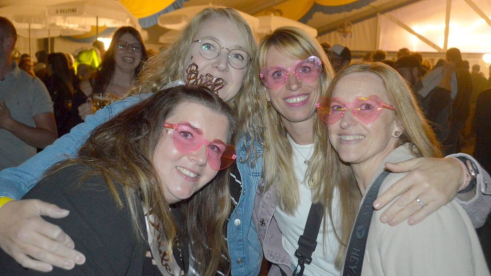 Fröhlich gefeiert wurde am Samstagabend auf der Ernte-Party in Klostermoor. Foto: Weers