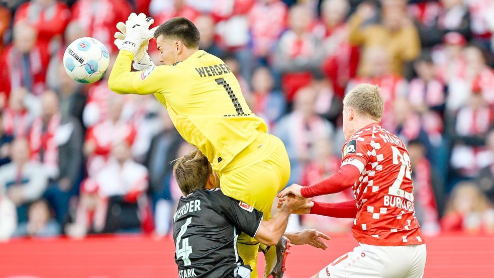 Bremens Torwart Michael Zetterer leitete das 1:1 der Mainzer mit einem Fehler ein. Foto: Uwe Anspach/dpa