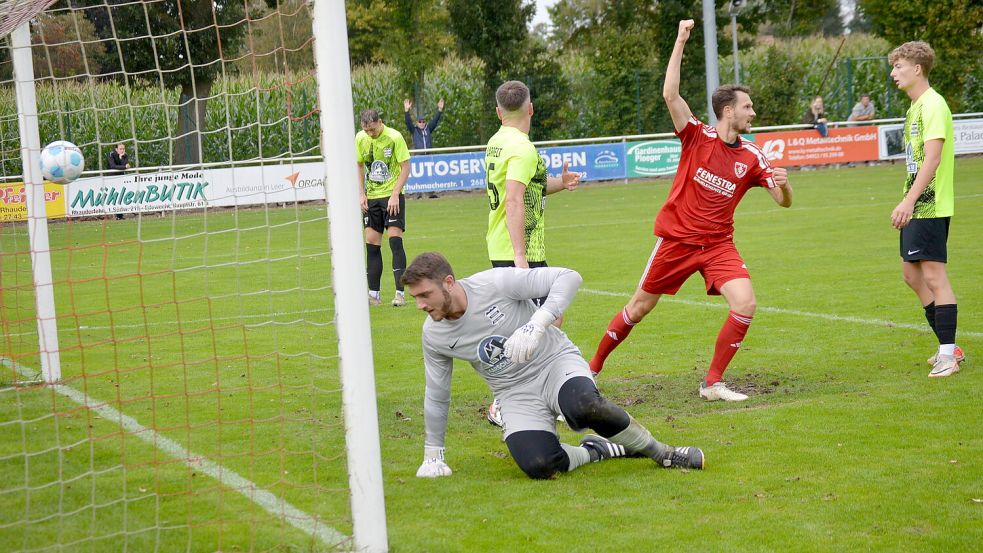 Das Tor zum 3:3. In der 76. Minute überwand TuRas Marcel Schulte (nicht im Bild) den Gäste-Keeper Keno Schmidchen. Westrhauderfehns Max Möhlmann (rotes Trikot) jubelte über den Treffer. Foto: Weers