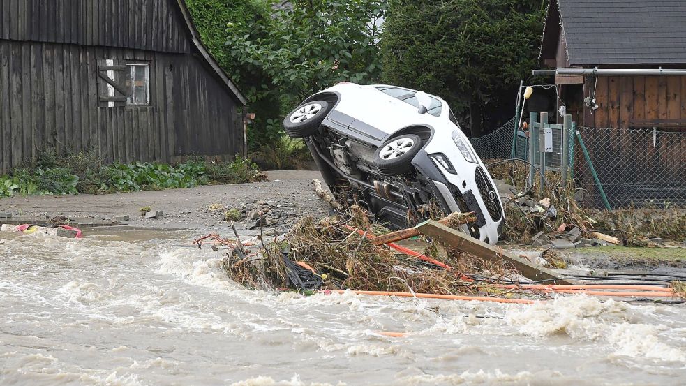 Die Hochwasserlage spitzt sich auch in Tschechien weiter zu: Eine Wasserwelle des Flusses Bilé richtet enormen Schaden an. Foto: Peøina Ludìk/CTK/dpa