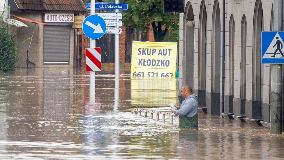 Die Hochwasserlage spitzt sich auch in Polen weiter zu, hier in Klodzko. Foto: Krzysztof Zatycki/AP/dpa