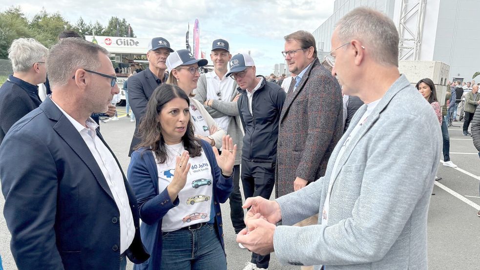 Intensive Gespräch am Rande des Familienfests bei VW Emden: (von links) Betriebsratschef Manfred Wulff, Gesamtbetriebsratsvorsitzende Daniela Cavallo und Werksleiter Uwe Schwartz. Im Hintergrund Emdens Oberbürgermeister Tim Kruithoff (mit Mantel). Foto: Teschke