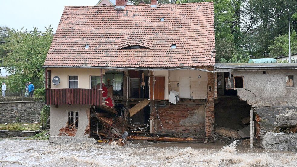 Hochwasser hat im polnischen Kurort Ladek-Zdroj (Bad Landeck) Schäden angerichtet. Foto: Maciej Kulczynski/PAP/dpa