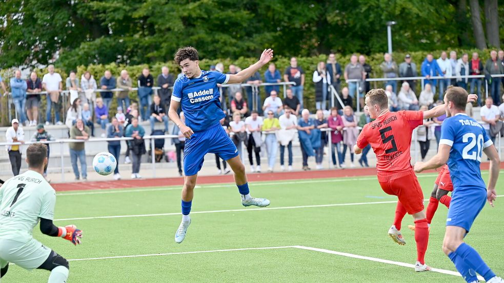 Isaiah Stainbank köpft in dieser Szene die Esenser 2:1-Führung. Der Treffer fiel schon in der elften Minute. Foto: Steenhoff