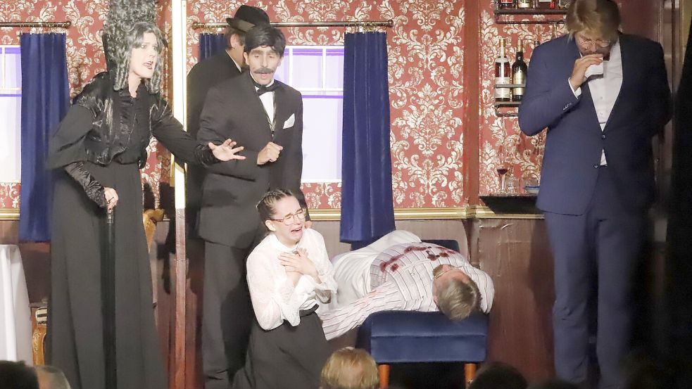 Das Barßeler Theaterensemble „Startisten“ brillierten auf der Bühne in der Kulturscheune mit der Krimikomödie „Mord im Orient Express“. Foto: Passmann