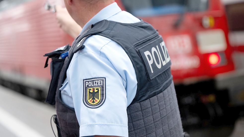 Bundespolizisten haben in Hannover einen Mann festgenommen, der ein junges Geschwisterpaar in einem Zug nach Bremen sexuell belästigt haben soll. Foto: Sven Hoppe / dpa