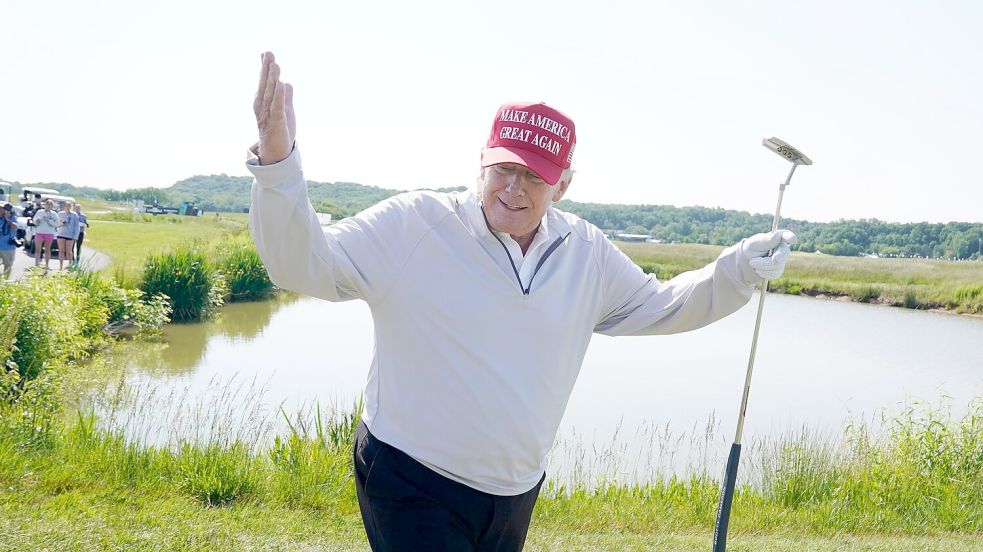 Trump spielt am Wochenende häufiger Golf in einem seiner Clubs. (Archivbild) Foto: Alex Brandon/AP/dpa